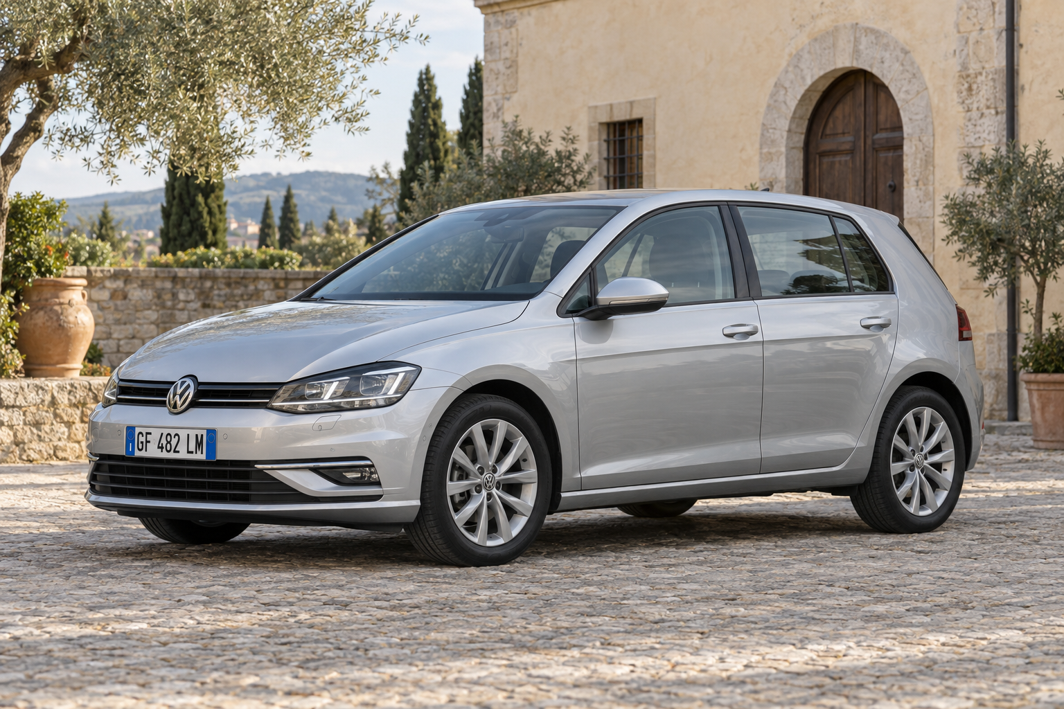 Volkswagen Golf argento con targa italiana, vista laterale a tre quarti
